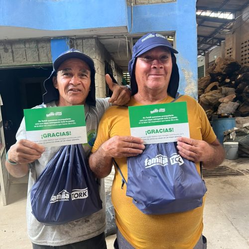 Recicladores beneficiados con los kit de Fundación Grupo Familia