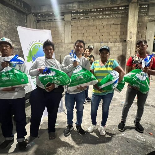 Recicladores beneficiados con entrega de mercados